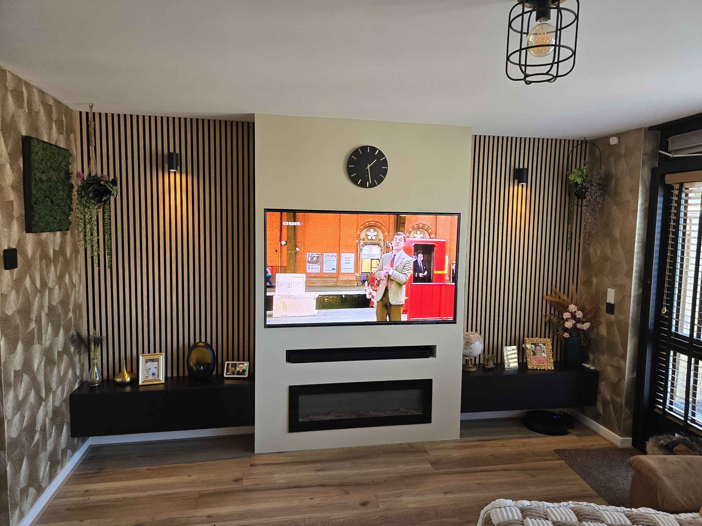 Breedte wand voorzien van AKU panelen