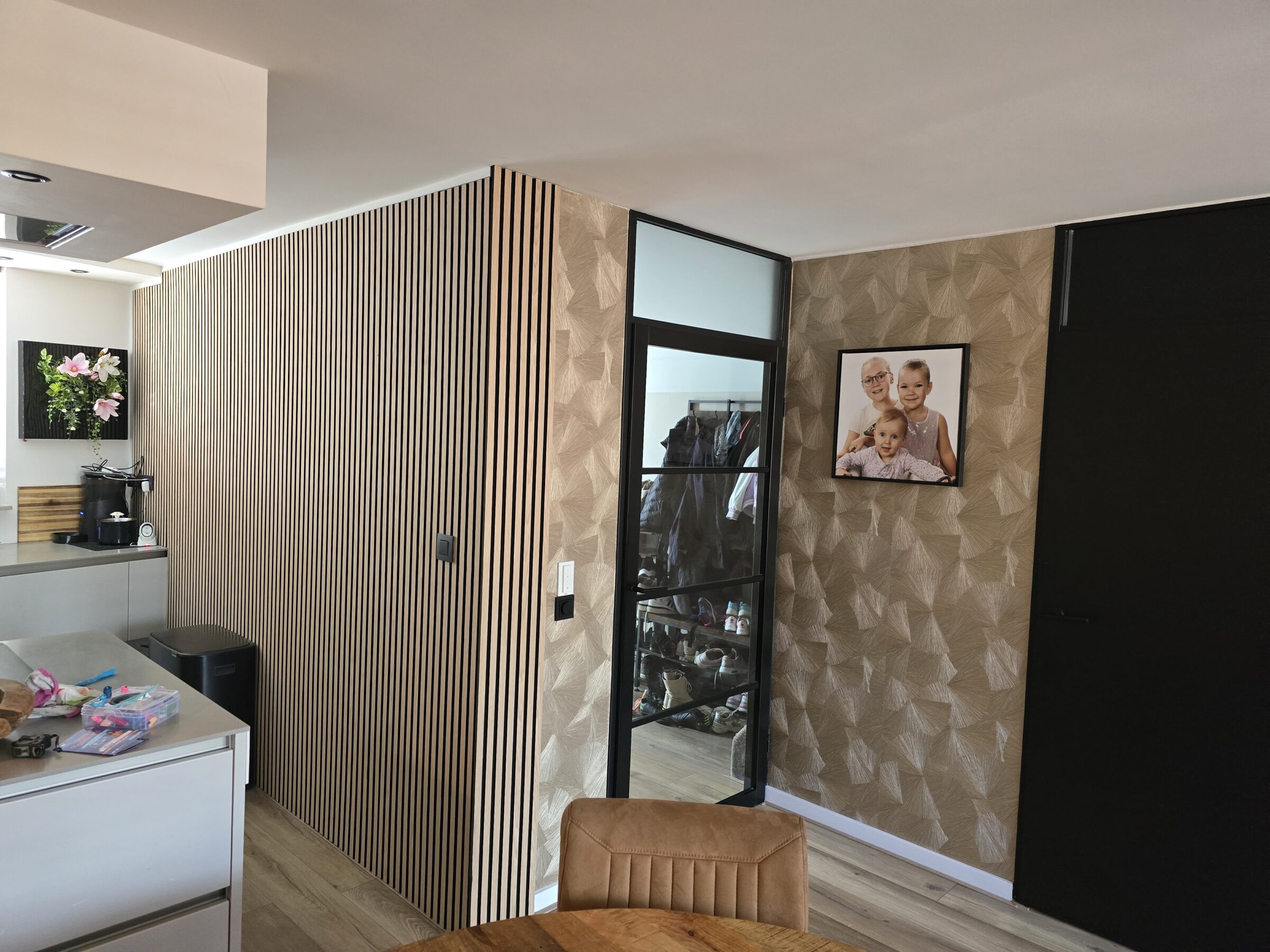 Behang met metallic bladmotief